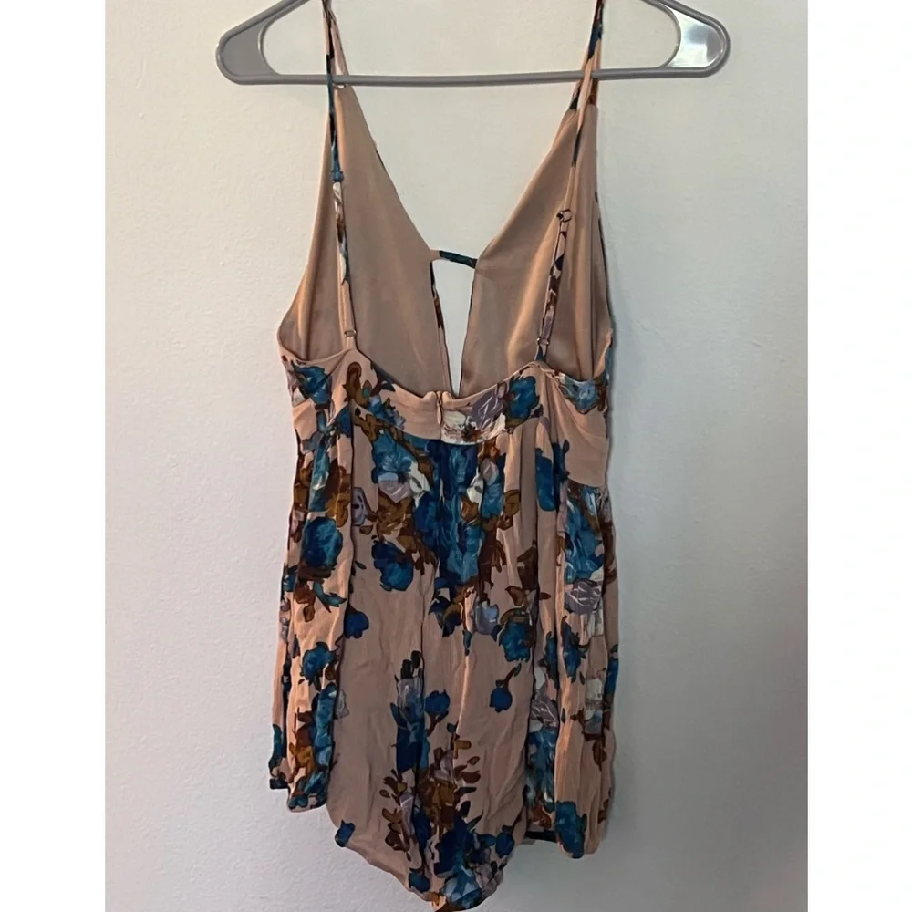 Coveted Clothing Woman’s Floral Romper - Picture 4 of 11